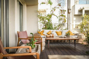 Sunny Architectonic apartment with green terrace